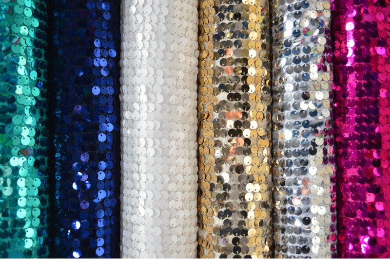 GRØNN PALJETTSTOFF – STORE 8 MM PALJETTER OG ENVEIS STREKK