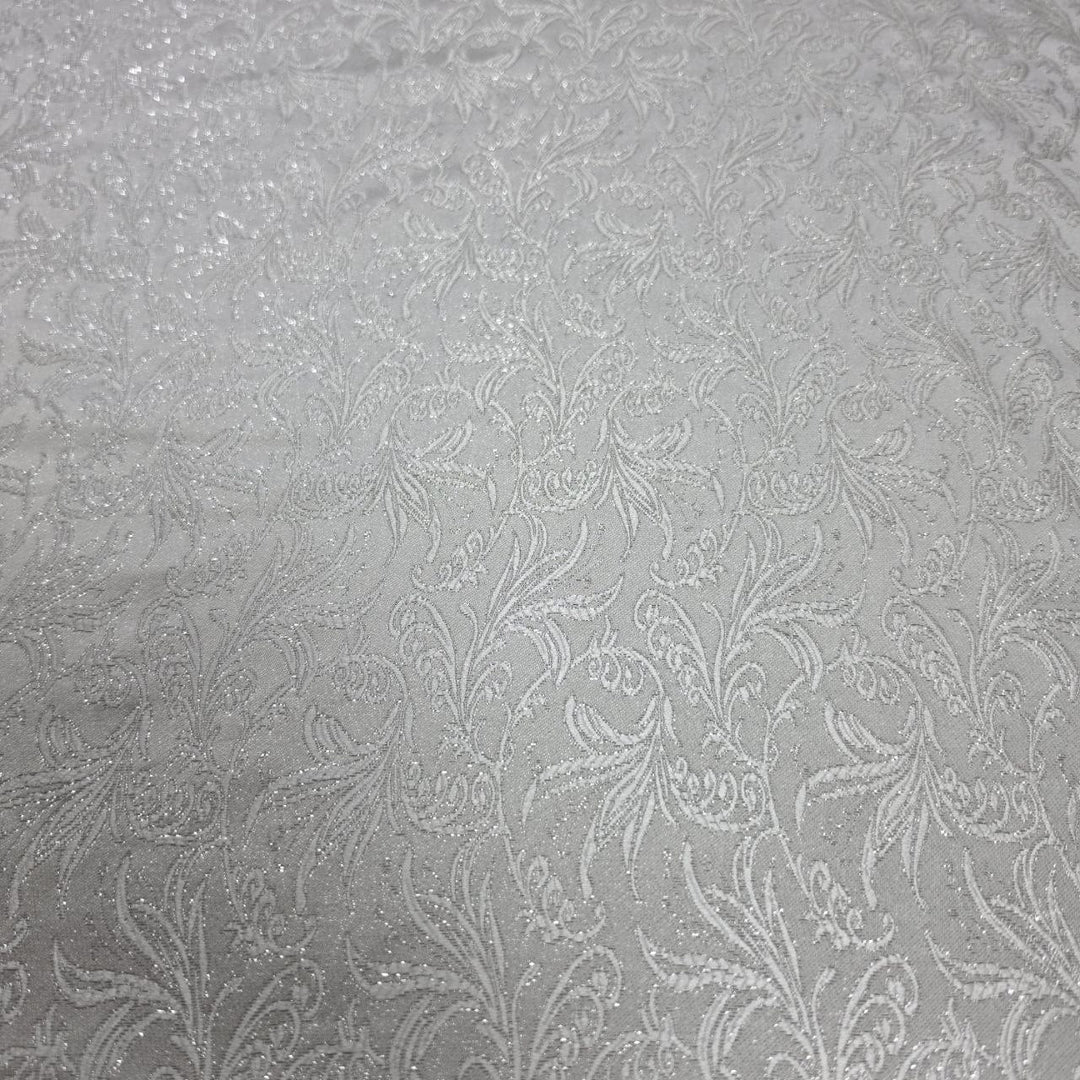 Sølv satengjacquard stoff med blomster — flatt