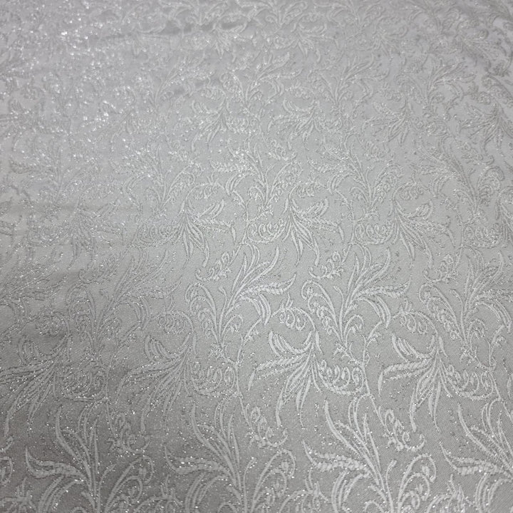 Sølv satengjacquard stoff med blomster — flatt
