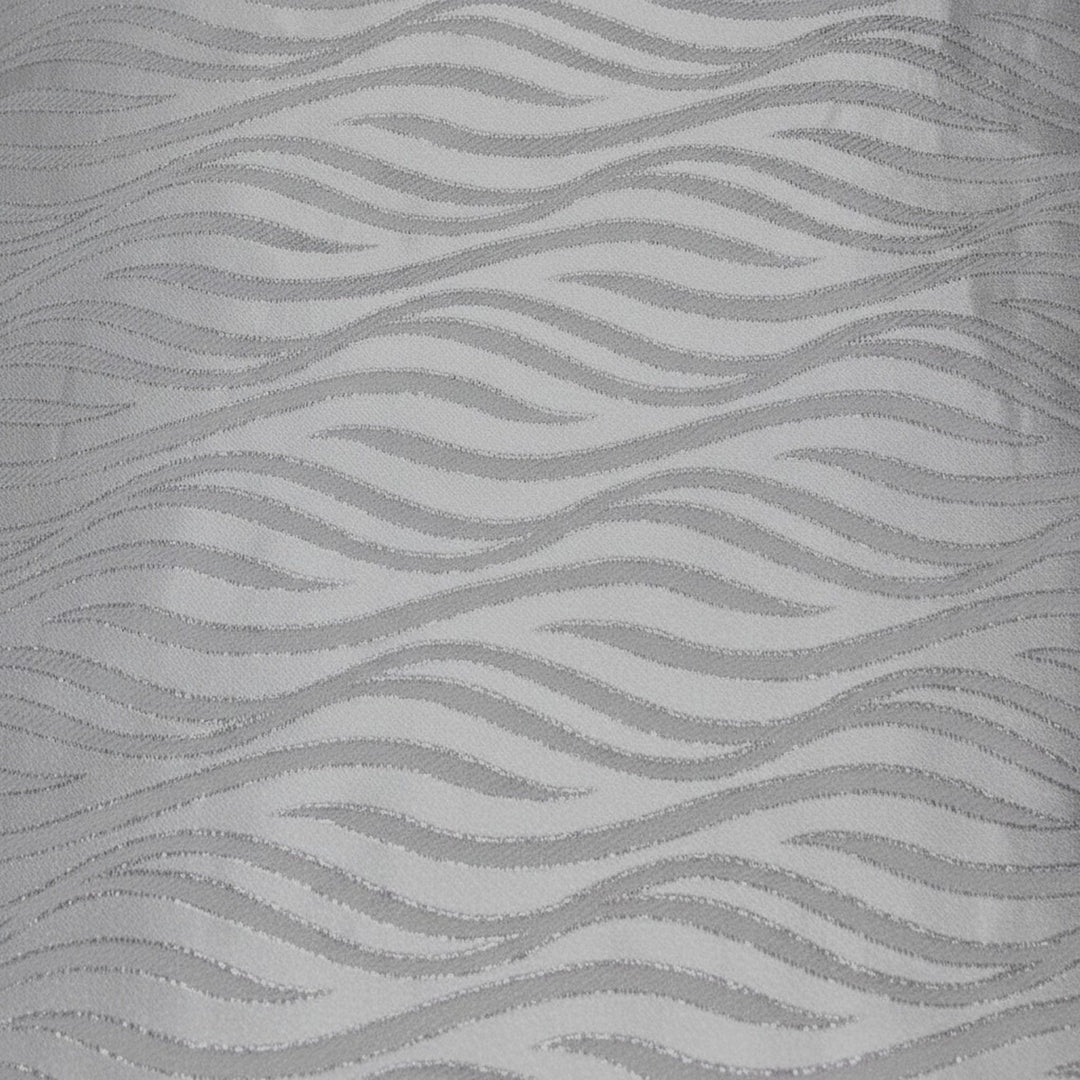 Sølvfarget satinjacquard stoff med bølgemønster — flatt
