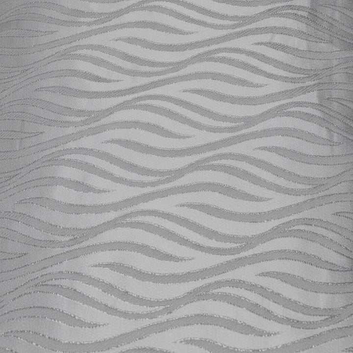 Sølvfarget satinjacquard stoff med bølgemønster — flatt