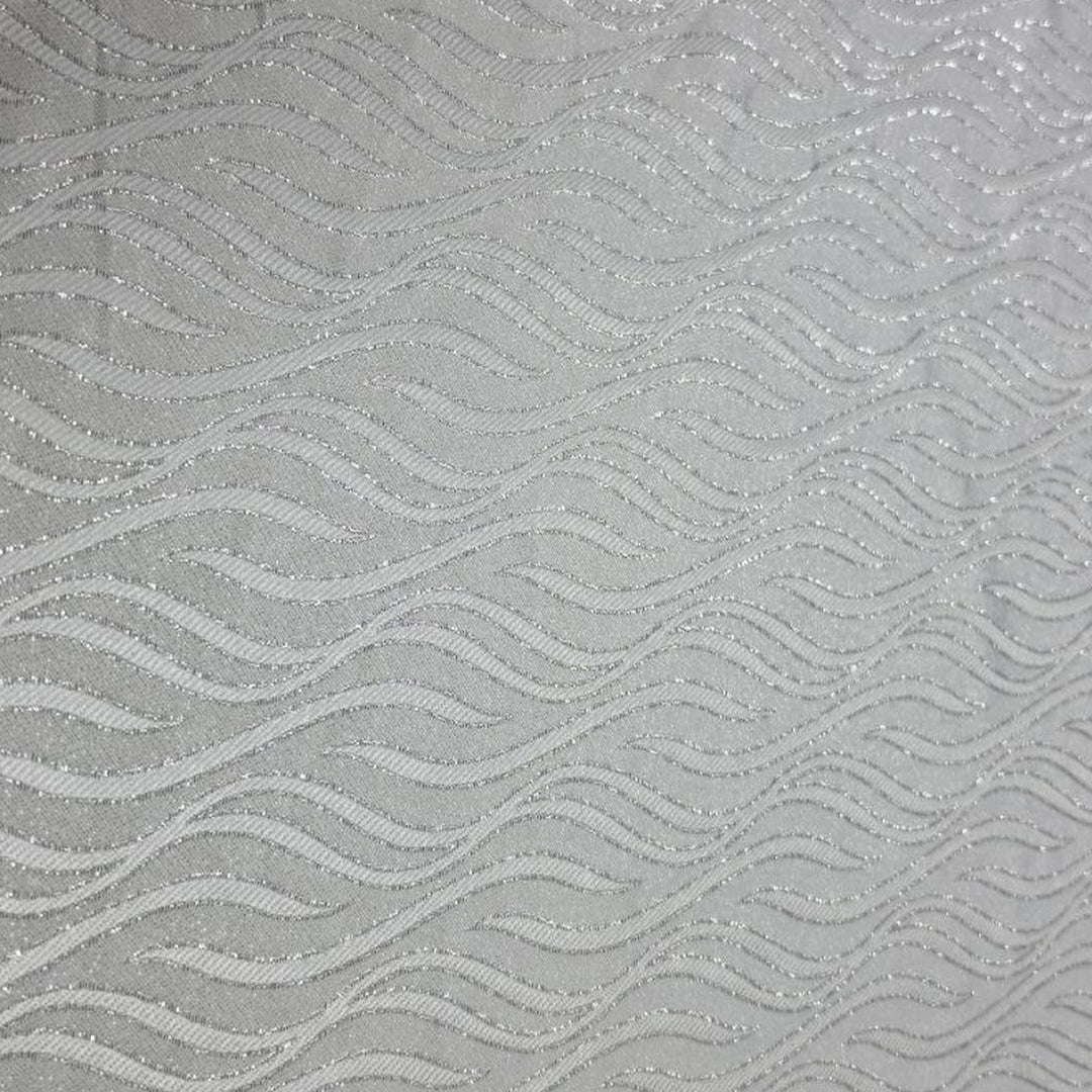 Sølvfarget satinjacquard stoff med bølgemønster — nærbilde