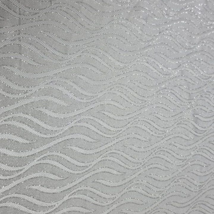 Sølvfarget satinjacquard stoff med bølgemønster — nærbilde