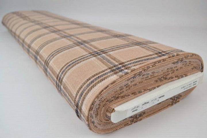 BEIGE SKOTSKRUTET FLANELL M. SORTE OG BLÅ LINJER