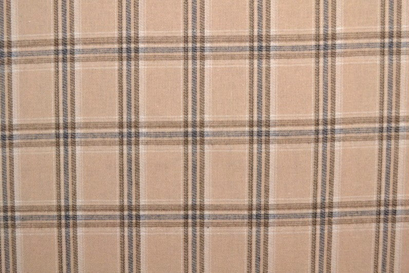 BEIGE SKOTSKRUTET FLANELL M. SORTE OG BLÅ LINJER