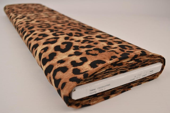 Viskosestoff med leopardtrykk – cognac & sort (bilde 2 av 9)