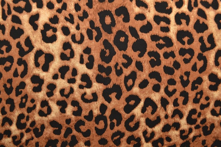 Viskosestoff med leopardtrykk – cognac & sort (bilde 3 av 9)