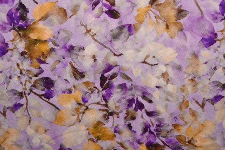 Viskosestoff med akvarell blomstertrykk – lilla & gull (bilde 3 av 9)