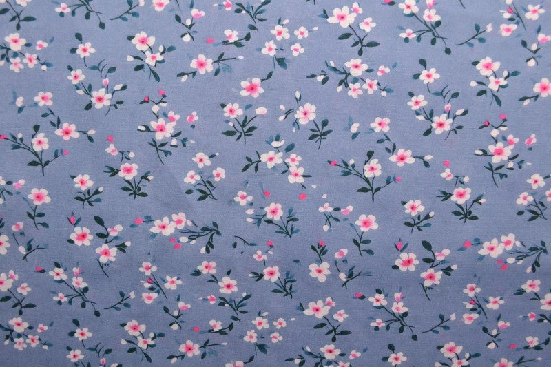 Viskosestoff med smått blomstertrykk – lyseblå & pink (bilde 3 av 9)