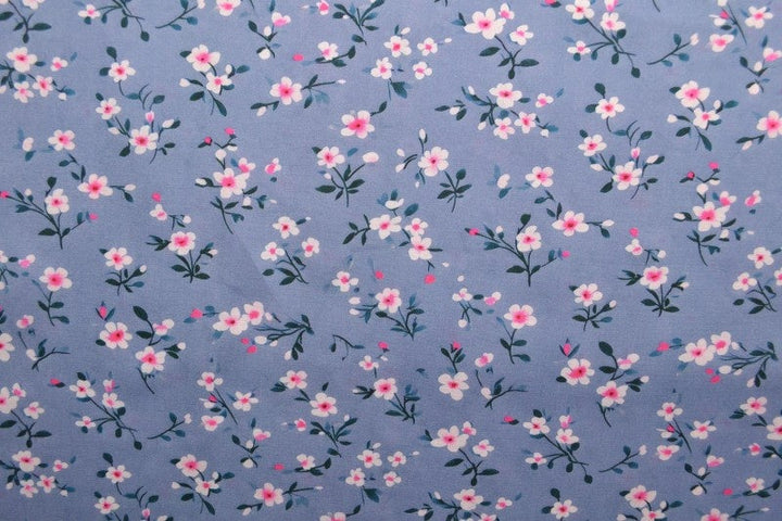 Viskosestoff med smått blomstertrykk – lyseblå & pink (bilde 3 av 9)