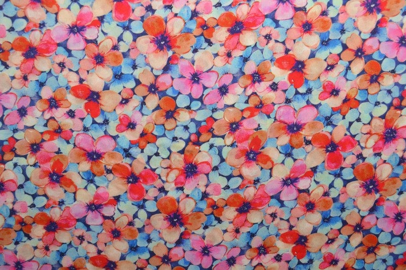 Viskosestoff med akvarell blomstertrykk – rød, pink & blå (bilde 3 av 9)