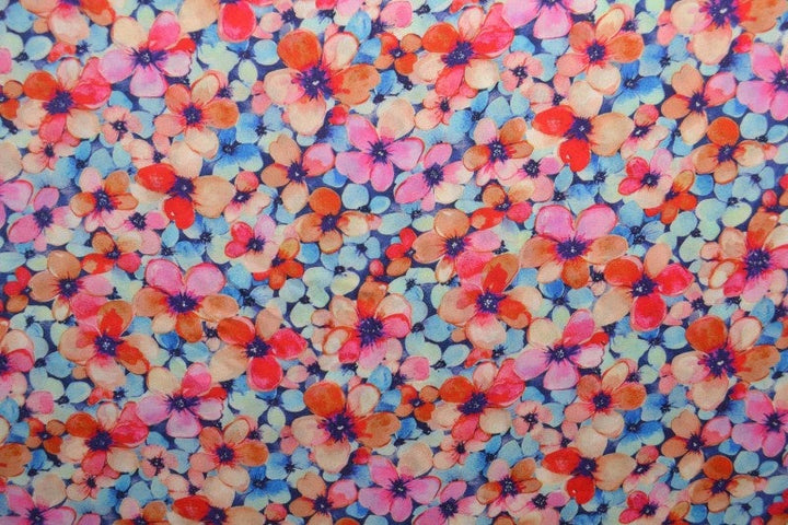 Viskosestoff med akvarell blomstertrykk – rød, pink & blå (bilde 3 av 9)