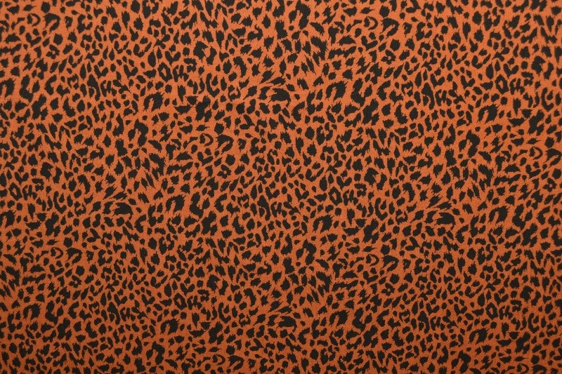 Viskosestoff med mini leopardtrykk – kobber & sort (bilde 3 av 9)