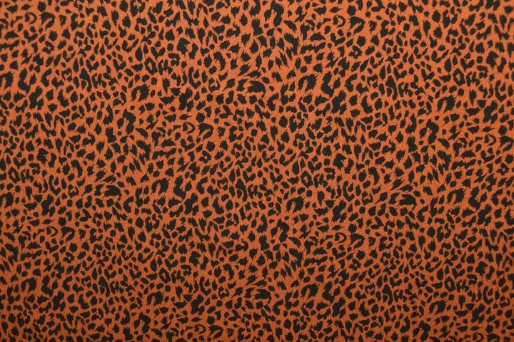 Viskosestoff med mini leopardtrykk – kobber & sort (bilde 3 av 9)