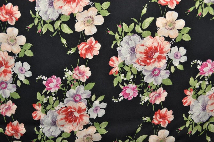 Viskosestoff med romantisk blomstertrykk – sort & flerfarget (bilde 3 av 9)