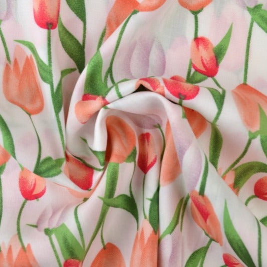 HVITT VISKOSESTOFF MED TULIPANTRYKK – LETT FALL & ELEGANT MATT GLANS