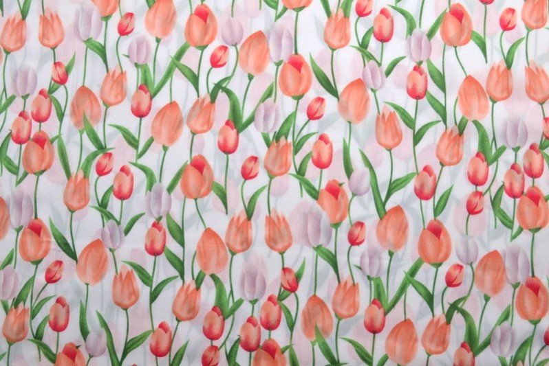 HVITT VISKOSESTOFF MED TULIPANTRYKK – LETT FALL & ELEGANT MATT GLANS