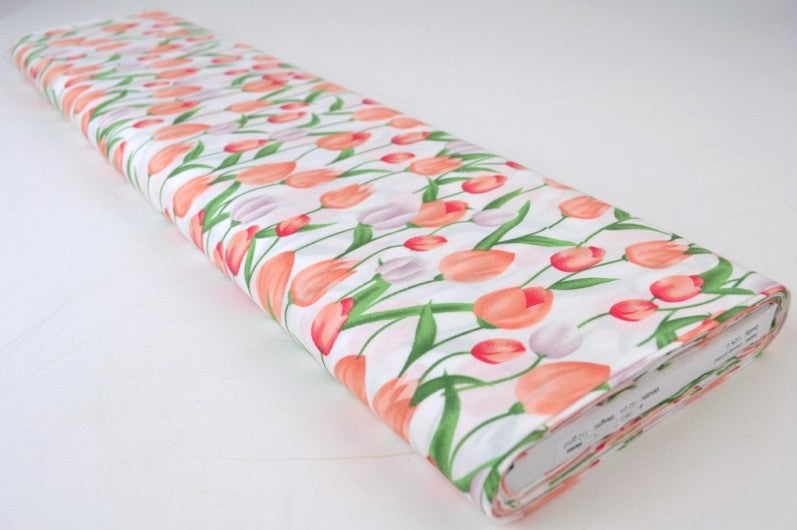 HVITT VISKOSESTOFF MED TULIPANTRYKK – LETT FALL & ELEGANT MATT GLANS