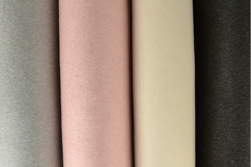 LYSEGRÅ TUNGT ULLSTOFF TIL KÅPER & JAKKER – 600 G/M² & TENCEL-MYKHET