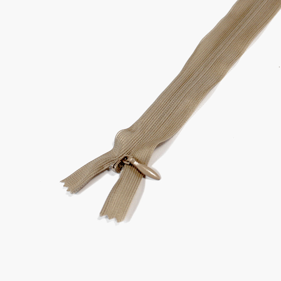 BEIGE USYNLIG GLIDELÅS 4 MM